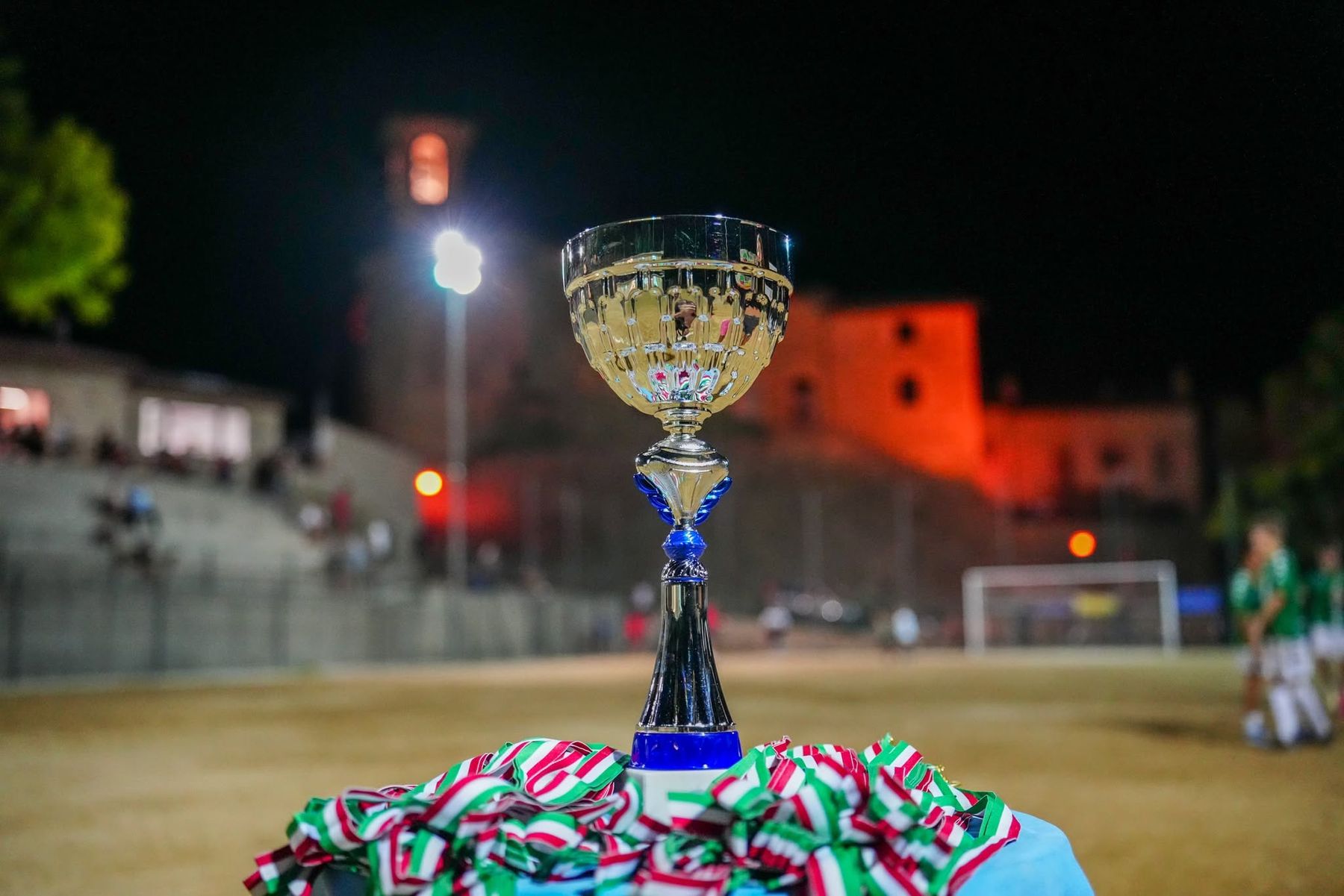 Premiazione notturna del torneo con il castello sullo sfondo